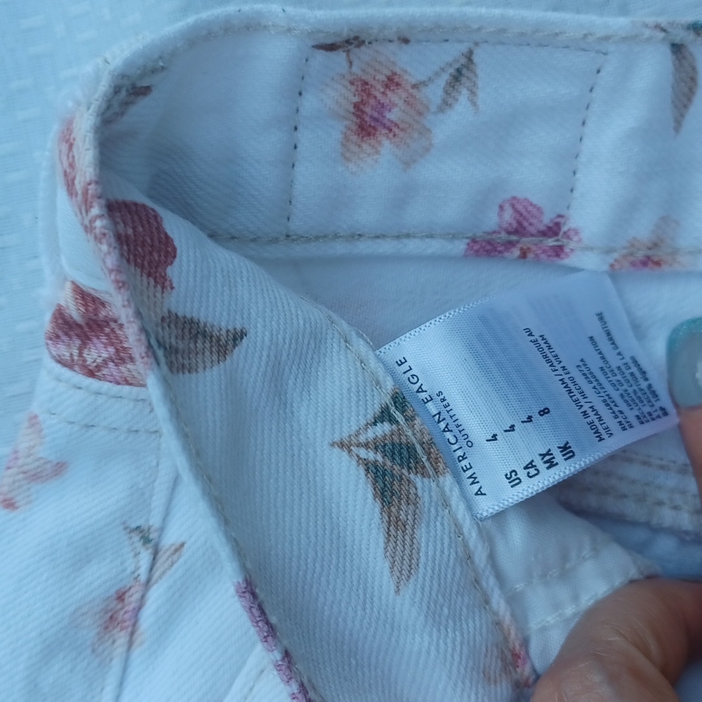 American Eagle Outfitters White Floral High Waist Shorts - Picture 4 of 10